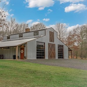 images/venue-gallery/100-barn-outside.jpg