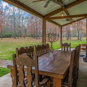 images/venue-gallery/140-barn-outside.jpg