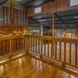 images/venue-gallery/500-barn-living.jpg